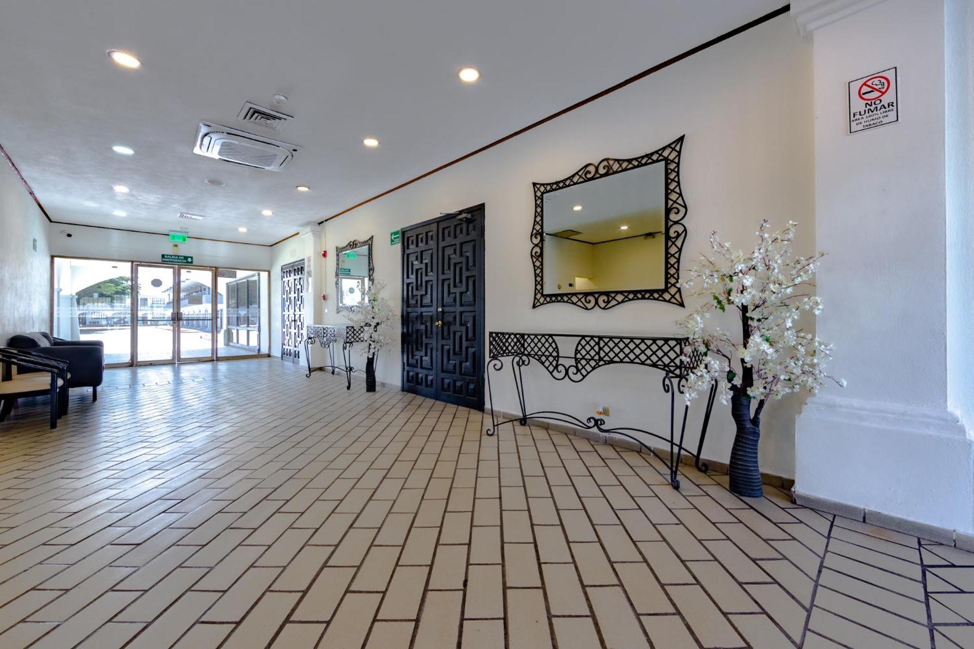 Hotel Inhouse Obregon Ciudad Obregón Esterno foto